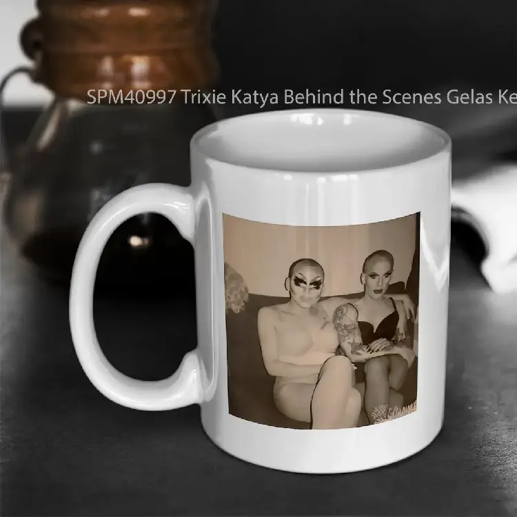 SPM40997 Trixie Katya Behind the Scenes Gelas Keramik Supermug