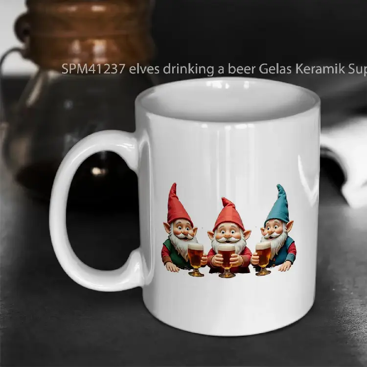 SPM41237 elves drinking a beer Gelas Keramik Supermug
