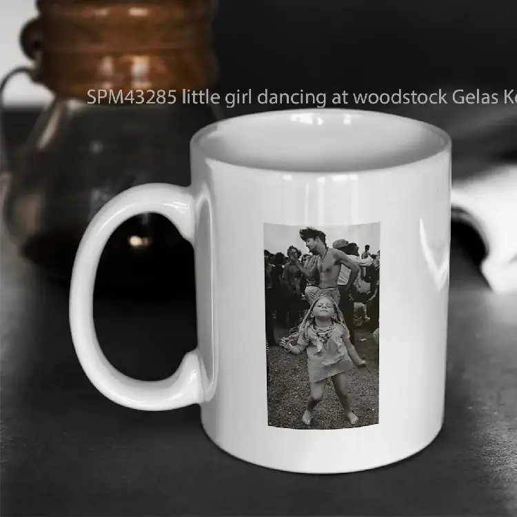 SPM43285 little girl dancing at woodstock Gelas Keramik Supermug