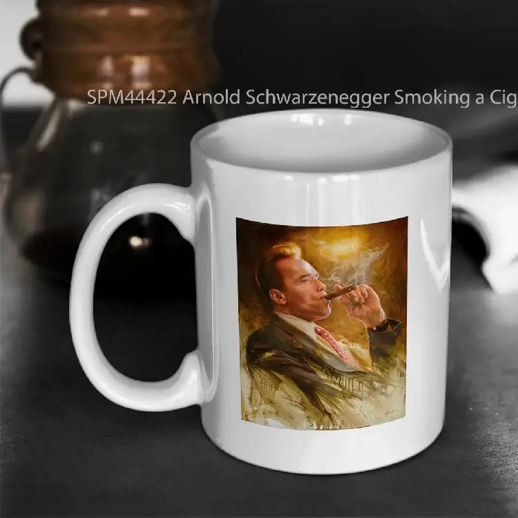 SPM44422 Arnold Schwarzenegger Smoking a Cigar Gelas Keramik Supermug