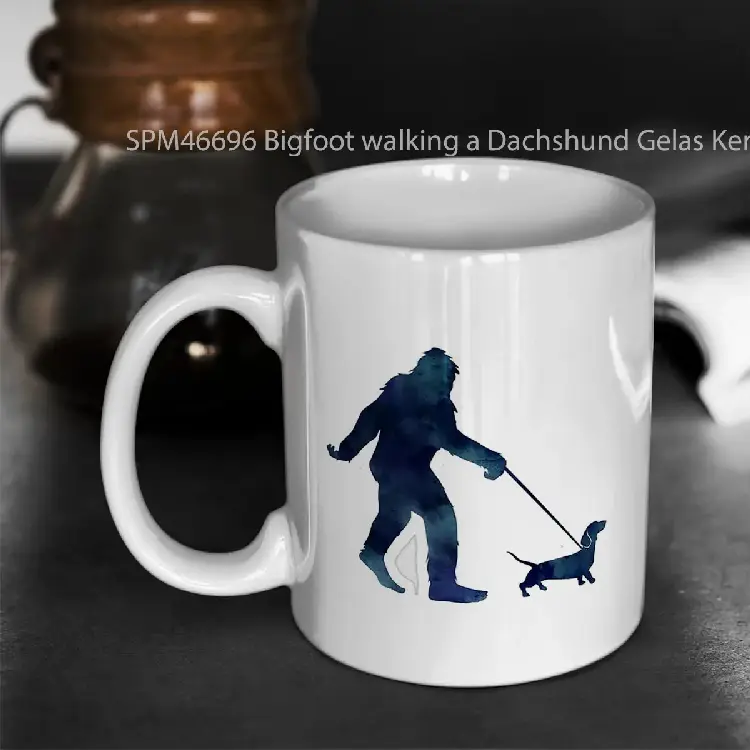 SPM46696 Bigfoot walking a Dachshund Gelas Keramik Supermug