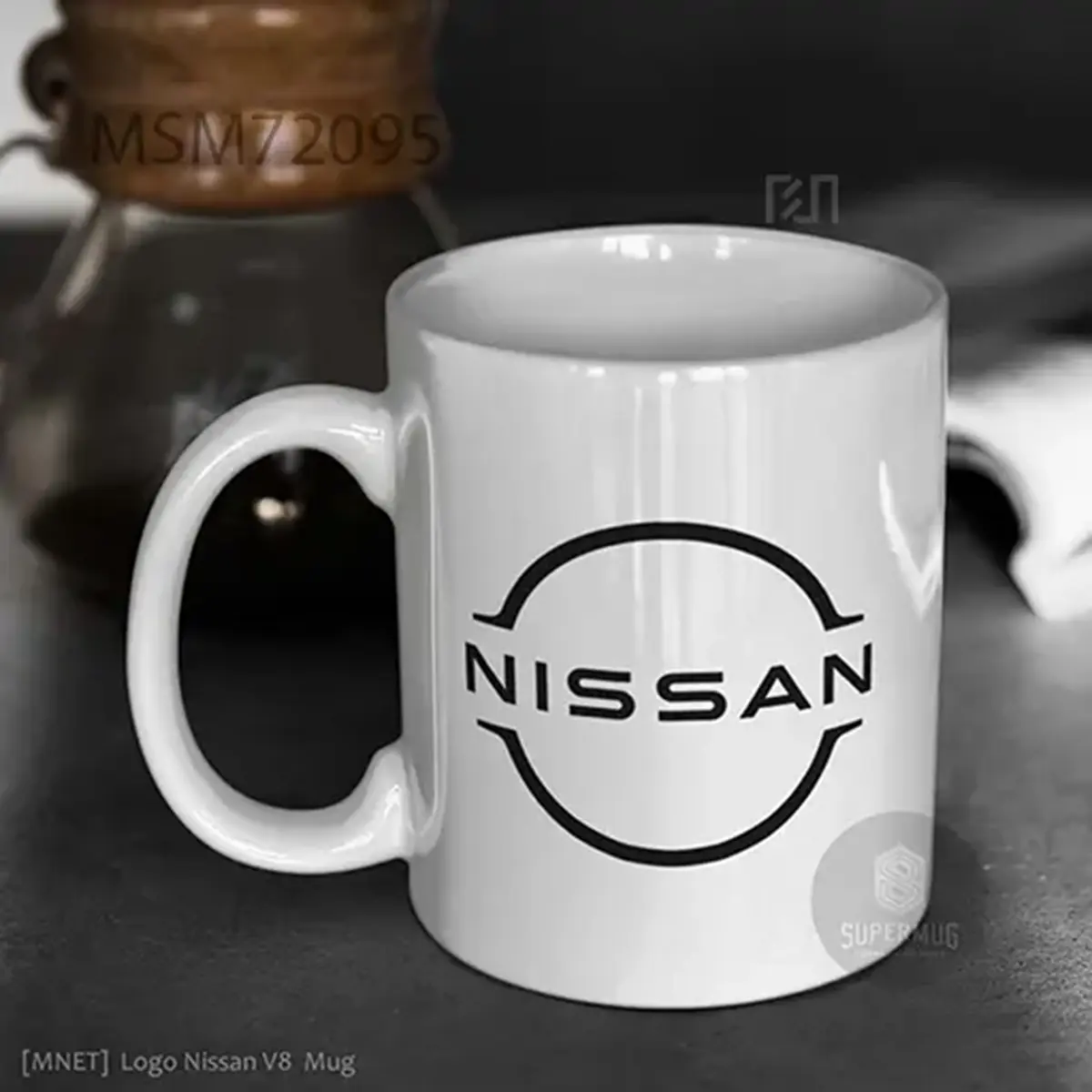 Nissan V8 Logo Mobil – Ikon Super Mug